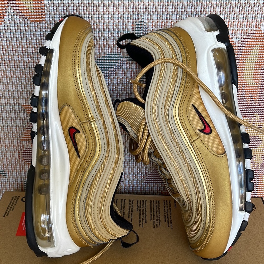 Nike WMNS Air Max 97
Metallic Gold/Black/White/ Varsity Red
Size 6.5
DQ9131-700 - Picture 15 of 16
